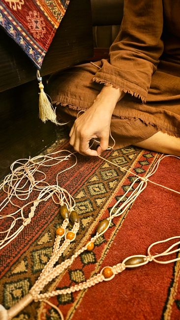 Крупный план фактуры бумаги с красочным слоем